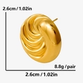 Vue détaillée des boucles d'oreilles spirale plaquées or 18 carats de 2,6 cm et 8,8 g - Doré