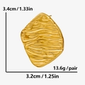 Detail van gouden 304 roestvrijstalen oorbellen met ruittextuur en 3,4cm hoogte - Goud (D362-G)