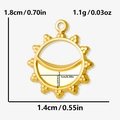 Dettaglio macro del ciondolo sole in acciaio 304 con altezza 1,8 cm e larghezza di 1,4 cm - Stile Oro (S1885-G)