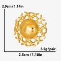 Nahaufnahme der Vintage Barock Ohrstecker in Gold mit Maßen 2,9 cm mal 2,8 cm - Ein Paar / Gold