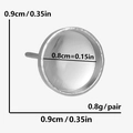Makro-Detail von runden 304 Edelstahl-Ohrsteckern mit Angabe des 0,9 cm Außendurchmessers - D432 / Silber