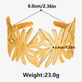 Dettaglio del bracciale rigido regolabile placcato oro 18K con texture a foglia di palma - Oro
