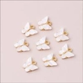 Set mit 8 Schmetterlings-Anhängern mit weißer Muscheltextur und vergoldeten Kanten - 10er Pack / Weiß