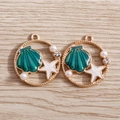 Dettaglio di ciondolo fai-da-te tema oceano con conchiglia smaltata verde, stelle e perle - Verde
