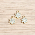 Trois breloques fleurs en émail bleu clair avec base dorée pour création de bijoux - Lot de 10 / Bleu