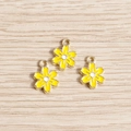 Drei gelb-weiße Emaille-Gänseblümchen-Anhänger mit Goldmetall-Finish für DIY-Schmuck - Gelb