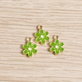 Gros plan de pendentifs fleurs en émail vert avec bordure dorée pour bijoux DIY - Lot de 10 / Vert
