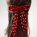 Détail de la pince à cheveux noeud en velours rouge avec perles et strass coeur - Rouge