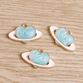 Dettaglio di ciondoli a forma di cuore pianeta in marmo azzurro con bordi dorati - Confezione da 10 / Blu