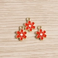 Makro-Detail roter Emaille-Blumenanhänger mit Goldlegierung für DIY-Schmuckherstellung - Rot