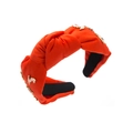 Vue détaillée d'un serre-tête en tissu rouge avec des breloques dorées et doublure noire - Rouge Orangé