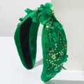 Cerchietto in tessuto verde con fiori cuciti a mano, perle e strass su sfondo bianco - Verde