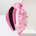 Cerchietto annodato rosa con fiori in tessuto, perle e strass su piedistallo bianco - Stile Floreale / Rosa