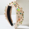 Détail du bandeau noué avec breloques d'œufs de Pâques en émail et pierres colorées - Beige