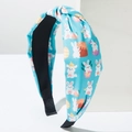 Detail eines hellblauen Osterstirnbands mit Hasenprint und geknotetem Stoffdesign - Hellblau