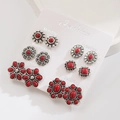 Set de seis pendientes bohemios vintage plateados con piedras rojas en cartón - Juego Temático Rojo (6 Pares)