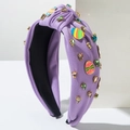 Détail du serre-tête de Pâques violet noué avec strass colorés et breloques en émail - Violet