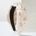 Detailaufnahme des Knotenstirnbands mit Kunstperlen und Blumen-Osterei-Anhängern - Blumen-Ei