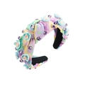 Détail d'un serre-tête noué en tissu tie-dye violet avec fleurs 3D et ornements cristal - Arc-en-ciel Violet