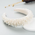 Cerchietto imbottito largo con perle bianche fatte a mano su base in tessuto color crema - Bianco