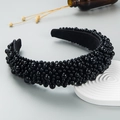 Serre-tête en velours noir orné de perles élégantes sur un support minimaliste - Noir