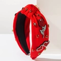 Dettaglio di un cerchietto annodato rosso con strass e applicazioni a cuore e tulipano - Cuore Rosa