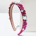 Détails du serre-tête en velours rose avec strass, perle en cœur et montures dorées - Rose rouge