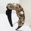 Diadema barroca con diamantes de imitación coloridos y perlas sobre terciopelo negro - Colorido