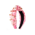 Détail du serre-tête tie-dye rose avec accents floraux blancs et strass roses - Motif Floral Rose