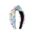 Détail du bandeau tie-dye avec fleur en résine bleue et décorations en strass cœur rose - Floral Bleu