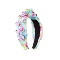 Détail du serre-tête tie-dye avec nœud violet, écusson Sweet et strass en cœur rose - Nœud Violet