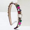 Serre-tête baroque en velours avec strass colorés, perles et breloques cœur en violet foncé - Coloré