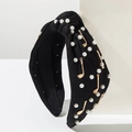Détail d'un serre-tête noir noué avec perles fantaisie et breloques de golf dorées - Noir Club de Golf