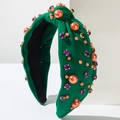 Détail du serre-tête noué vert forêt orné de perles oranges et de strass violets brillants - Vert