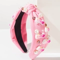 Dettaglio della fascia rosa con nodo, perle, strass e lettere decorative LOVE tridimensionali - Rosa LOVE