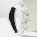 Detalle de diadema blanca de Pascua con dijes de conejos, perlas y diamantes de imitación - Blanco