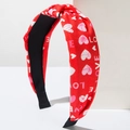 Rode Valentijnsdag haarrand met hartpatronen, LOVE-belettering en knoopdetail - Rood