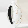 Cerchietto bianco con perle e ciondoli a mazza da golf dorati su sfondo minimalista - Bianco Mazza da Golf