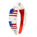 Détail du bandeau perlé drapeau américain avec étoiles argentées sur tissu blanc - Imprimé drapeau