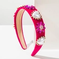Dettaglio del cerchietto in velluto rosso rosa con perle a cuore e cristalli a girasole - Oro Rosa