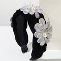 Detalle de la diadema barroca de lujo con perlas y cristales hechos a mano en terciopelo negro - Blanco