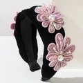 Diadema barroca de terciopelo negro con flores de lentejuelas rosas y perlas - Rosa
