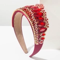 Dettaglio di un cerchietto barocco di lusso con cristalli rossi e decorazioni in metallo oro - Rosso
