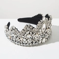 Dettaglio di cerchietto barocco con strass e perle bianche su tessuto nero elegante - Bianco
