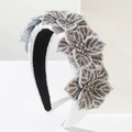 Dettaglio del cerchietto barocco con strass scintillanti e fiori grigi molto eleganti - Bianco