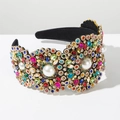 Detalle de diadema barroca con diamantes de colores, perlas y terciopelo negro - Colorido