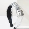Detail eines silbernen PU-Leder Haarreifens mit Knotendesign und Innenfutter - Silber