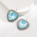 Dettaglio degli orecchini a cuore vintage con cristallo blu e strass arcobaleno - Blu
