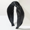 Detail eines schwarzen PU-Leder Haarreifens mit Knotendesign und strukturierter Optik - Schwarz