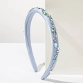 Détail d'un serre-tête en soie bleu clair orné de strass et de cristaux cousus à la main - Bleu clair